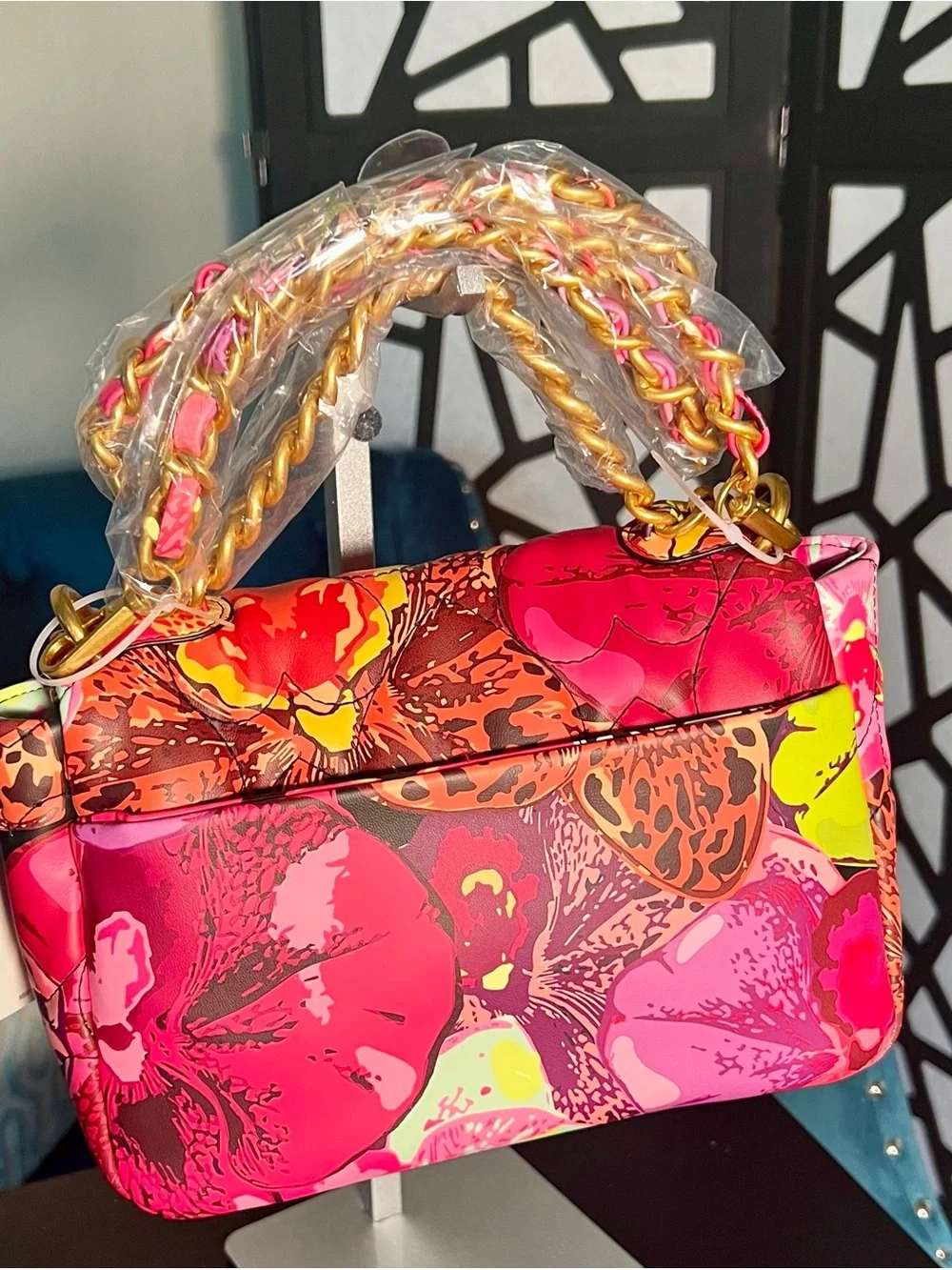 Betsey Johnson Butterfly ๐ Puffed Flap Crossbody Bag. Gold Hardware Floral ๐ฆ๐NWT - Picture 8 of 13